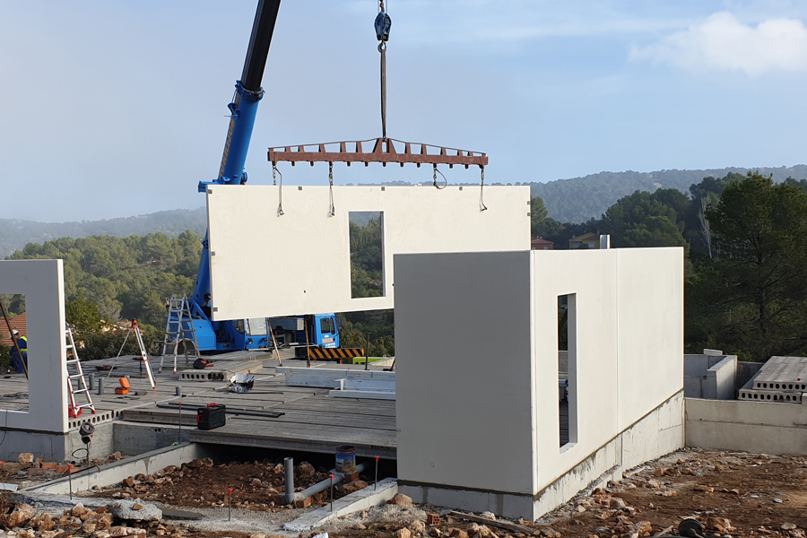 Colocación de muros de hormigón en casa de estructura modular personalizada